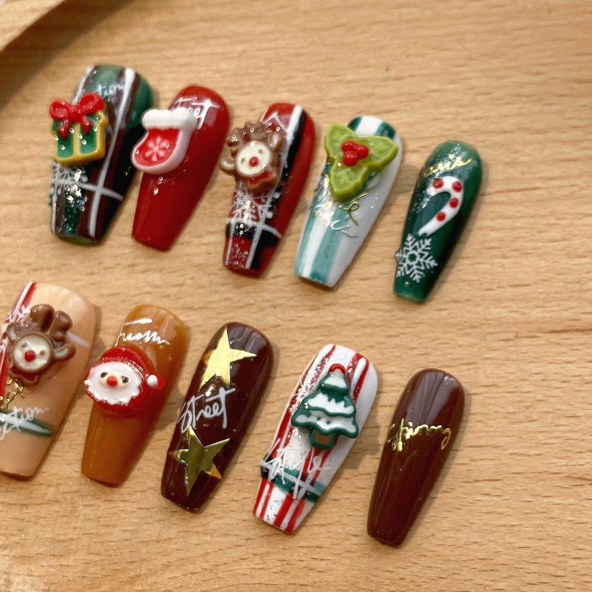 Reusable Christmas-Themed Press-On Nails - Handmade Holiday Nail Art for Festive Style, Eco-Friendly and Durable Design, Perfect for Celebrations and Parties